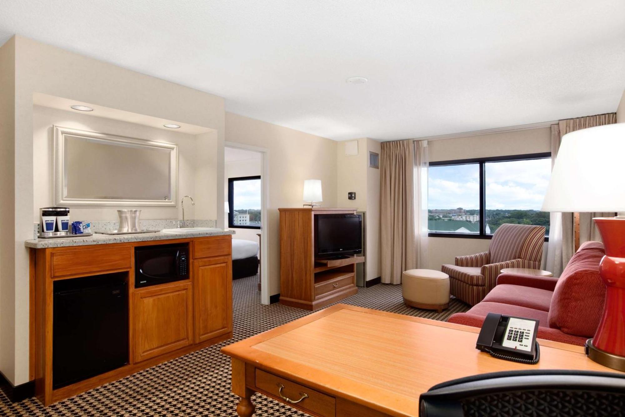 Hilton Suites Chicago/Оукбрук Теръс Екстериор снимка